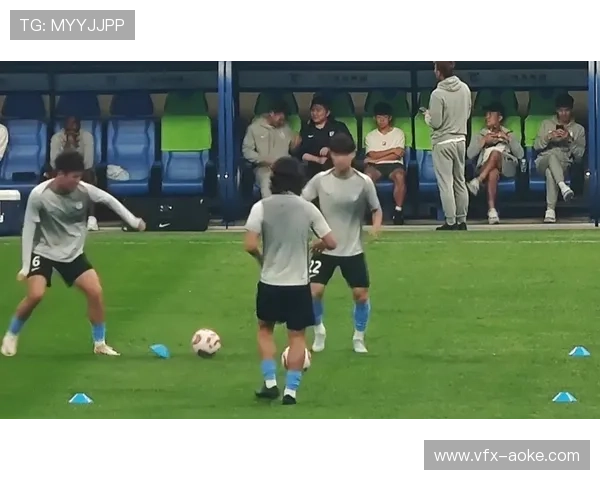 小将命中关键三分后与队友撞胸庆祝，替补席沸腾